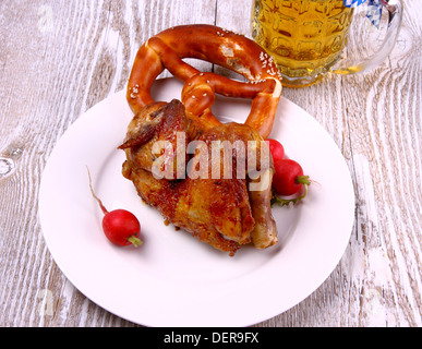 Huhn für Oktoberfest mit Bier, Brezel und Rettich, Draufsicht Stockfoto