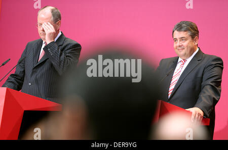 Berlin, Deutschland. 23. September 2013. Besiegt SPD-Kanzlerkandidat Peer Steinbrück (L) und Vorsitzender der SPD, Sigmar Gabriel, geben eine Pressekonferenz Austauschfläche, Deutschland, 23. September 2013. Foto: OLIVER BERG/Dpa/Alamy Live News Stockfoto