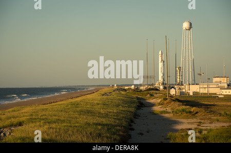 Die Antares-Rakete, die vom Mittleren Atlantischen Raumflughafen in Virginia gestartet wurde, lieferte erfolgreich Fracht von Cygnus zur Internationalen Raumstation für eine Versorgungsmission, die die Operationen der NASA an Bord der ISS unterstützte. Stockfoto