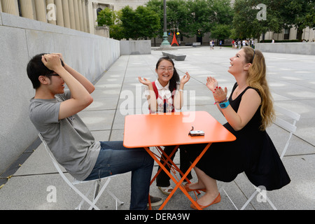 English Language Institute. Ausländische Studierende lernen Englisch als zweite Sprache in Yale Summer School spielen Spiel klatschte. Stockfoto