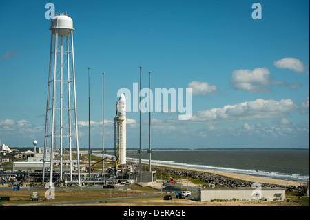 Die Antares-Rakete startete vom mittleren Atlantischen Regionalraumhafen (MARS) und brachte das Cargo-Raumschiff Cygnus zur Internationalen Raumstation für eine Versorgungsmission zur Unterstützung der NASA. Stockfoto