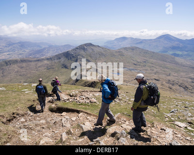 Wanderer, die hinunter am Südgrat Weg von Mount Snowdon mit Blick auf Yr Aran in Snowdonia-Nationalpark, North Wales, UK Stockfoto