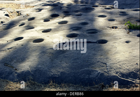 Grundgestein Mörtel Löcher, oder chaw e durch die miwok zu schleifen, Eicheln und Samen verwendet, indische Schleifen Rock SHP, Kalifornien. Digitale Fotografie Stockfoto