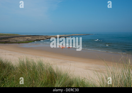 Kajakfahrer am Strand von Fußball-Loch in der Nähe von niedrigen Newton-by-the-Sea, Northumberland, UK Stockfoto