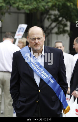 Manhattan, New York, USA. 21. September 2013. NYC republikanischen Bürgermeisterkandidat Joe Lhota macht seinen Weg nach oben 5th Ave als Ehrengast des German-American Steuben Parade in Manhattan, New York. Bildnachweis: Angel Chevrestt/ZUMAPRESS.com/Alamy Live-Nachrichten Stockfoto