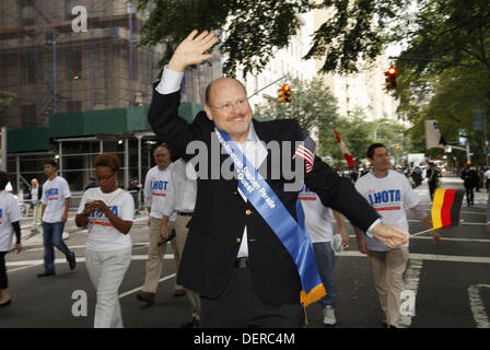 Manhattan, New York, USA. 21. September 2013. NYC republikanischen Bürgermeisterkandidat Joe Lhota macht seinen Weg nach oben 5th Ave als Ehrengast des German-American Steuben Parade in Manhattan, New York. Bildnachweis: Angel Chevrestt/ZUMAPRESS.com/Alamy Live-Nachrichten Stockfoto