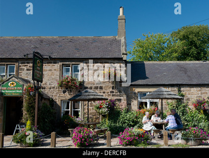 Der Coach Inn, ein altes steinernes Gebäude in Lesbury in der Nähe von Alnwick, Northumbria, UK Stockfoto