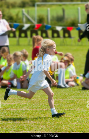 junge Mädchen laufen, Sporttag, Poulton, Lancashire, England, uk, Europa Stockfoto