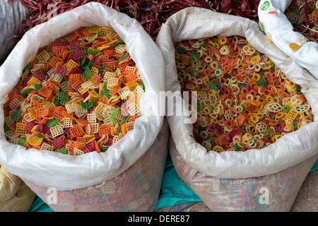 WEIT, weit, indische Snacks verkauft trocken in loser Schüttung aus Säcken auf einem indischen Markt Stockfoto