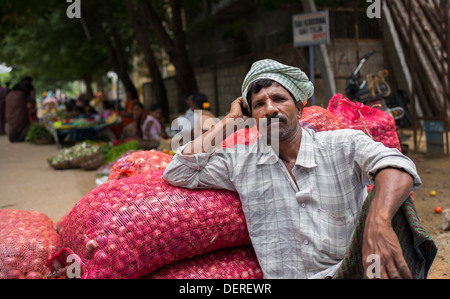 Inder rote Zwiebeln auf einem indischen Dorf-Markt zu verkaufen. Andhra Pradesh, Indien Stockfoto
