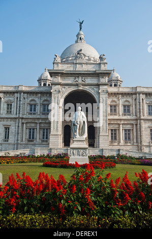 Statue von Lord Curzon vor einem Denkmal, Victoria Memorial, Kalkutta, Westbengalen, Indien Stockfoto