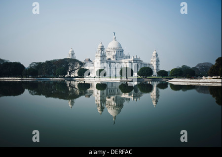 Reflexion der Gedenkstätte in Wasser, Victoria Memorial, Kalkutta, Westbengalen, Indien Stockfoto