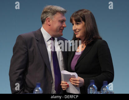 ED Kugeln MP & RACHEL REEVES MP Schatten Kanzler von der EXCHE 23. September 2013 BRIGHTON CENTRE BRIGHTON ENGLAND Stockfoto