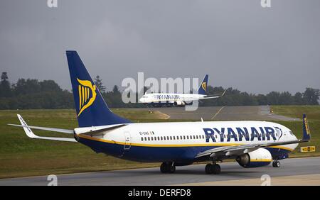 Typ Boeing 737-800 Flugzeuge der irischen Billigfluglinie Ryanair auf dem Flughafen-Vorfeld Frankfurt stehen? Hahn-Flughafen in Lautzenhausen, Deutschland, 23. September 2013. Der Aufsichtsrat hat beschlossen, einen reduzierten Plan den krisengeschüttelten Flughafen in den Hunsrueck renovieren umzusetzen. Foto: THOMAS FREY Stockfoto