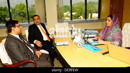 Islamabad, Pakistan. 23. September 2013. Handout Bild von PID  Staatsminister für Informtion Technologie und Telekommunikation Anusha Rehman in Metting mit ceo von man-Fone Abd al-Aziz (Foto: PID/Deanpictures/Alamy Live News Stockfoto