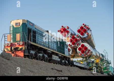 Die russische Sojus-Rakete wird zur Startrampe mit dem Zug am Weltraumbahnhof Baikonur 23. September 2013 in Baikonur, Kasachstan ausgerollt. Start der Rakete tragen die Expedition 37 Besatzung der internationalen Raumstation ISS ist für 26. September geplant. Stockfoto