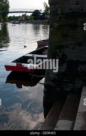 Boot Twickenham und Brücke über die Themse Stockfoto