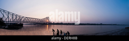 Brücke über einen Fluss, Howrah Bridge, Hooghly River, Kolkata, Westbengalen, Indien Stockfoto