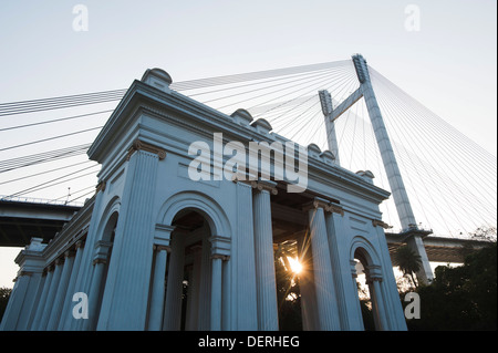 Niedrigen Winkel Ansicht eines Denkmals mit Brücke im Hintergrund, Prinsep Ghat, Kolkata, Westbengalen, Indien Stockfoto