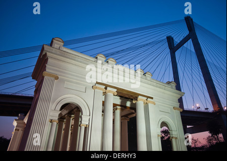 Niedrigen Winkel Ansicht eines Denkmals mit Brücke im Hintergrund, Prinsep Ghat, Kolkata, Westbengalen, Indien Stockfoto