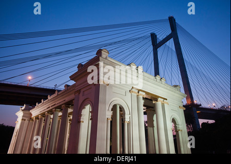 Niedrigen Winkel Ansicht eines Denkmals mit Brücke im Hintergrund, Prinsep Ghat, Kolkata, Westbengalen, Indien Stockfoto