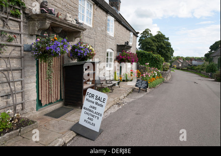 Melden Sie Werbung, hausgemachte Marmeladen und Chutneys außerhalb einer Hütte in Tissington Derbyshore UK Stockfoto