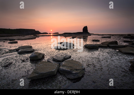 Das Sunset gegen Bay in der Nähe von Whitby Stockfoto