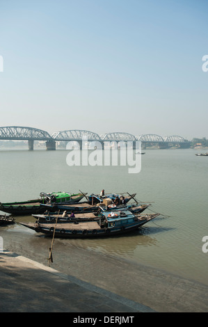 Boote in einem Fluss mit Brücke im Hintergrund, Vivekananda Setu, Hooghly River, Kolkata, Westbengalen, Indien Stockfoto