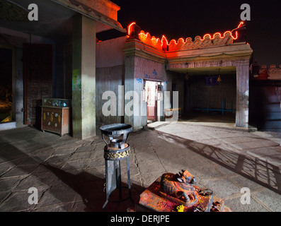 Skulptur von Nandi Bull in den Hof eines Tempels, Sri Kalabhairaveshwara Tempel, Bangalore, Karnataka, Indien Stockfoto