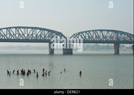 Brücke über einen Fluss, Vivekananda Setu, Hooghly River, Kolkata, Westbengalen, Indien Stockfoto