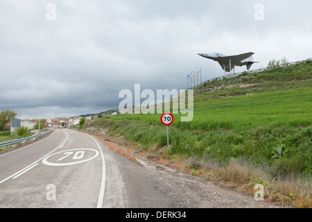 Denkmal für lokale militärische Luftfahrt Pioniere in der Villiage Antigüedad - Provinz Palencia, Kastilien und León, Spanien Stockfoto