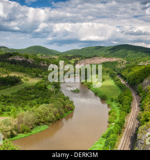 Blick vom Berg ins Tal mit dem Fluss Berounka Stockfoto