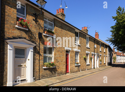 Reihe von ähnlichen alten Stadt Reihenhäusern entlang der schmalen Straße, Sandwich, Kent, England, UK, Großbritannien Stockfoto