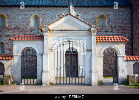 Tor der Kirche St. Maria und St. Alexius in Tum Stockfoto