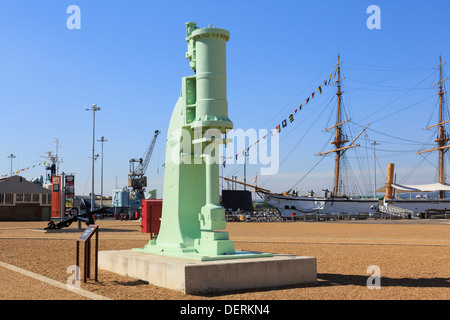 Alter 30 cwt Cochrane Dampfhammer auf dem Display in der Historic Dockyard in Chatham, Kent, England, UK, Großbritannien Stockfoto