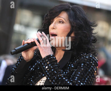 New York, New York, USA. 23. September 2013. Sängerin CHER führt auf die "Today" show am Rockefeller Plaza statt. Bildnachweis: Nancy Kaszerman/ZUMAPRESS.com/Alamy Live-Nachrichten Stockfoto