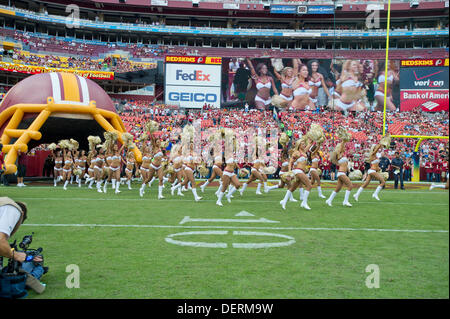 Landover, Maryland, USA. 22. September 2013. Washington Redskins Cheerleader führen Sie auf dem Feld vor dem Spiel gegen die Detroit Lions in FedEx Field in Landover, Maryland auf Sonntag, 22. September 2013. Bildnachweis: Ron Sachs / CNP Stockfoto