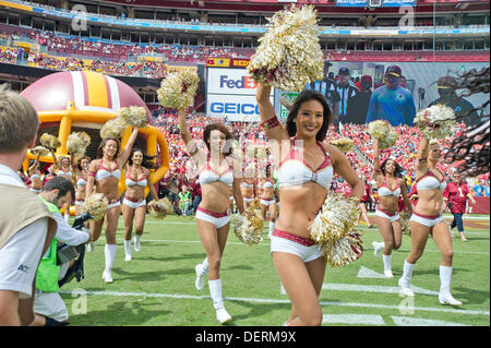 Landover, Maryland, USA. 22. September 2013. Washington Redskins Cheerleader führen Sie auf dem Feld vor dem Spiel gegen die Detroit Lions in FedEx Field in Landover, Maryland auf Sonntag, 22. September 2013. Bildnachweis: Ron Sachs / CNP Stockfoto