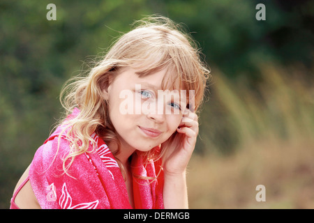 Outdoor Sommer Porträt von kleinen blonden kaukasische Mädchen in roten Schal Stockfoto