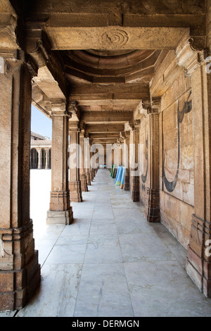 Korridor einer Moschee Jama Masjid, Ahmedabad, Gujarat, Indien Stockfoto