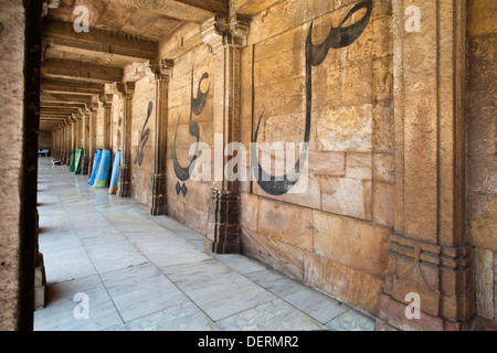 Korridor einer Moschee Jama Masjid, Ahmedabad, Gujarat, Indien Stockfoto