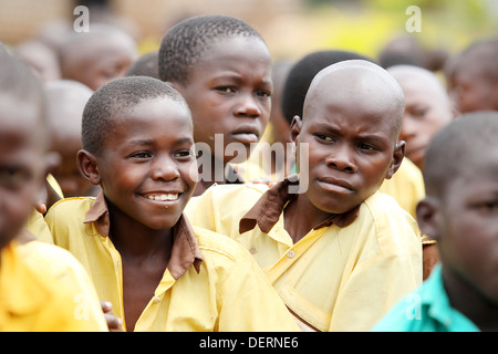 Schulkinder in der Mawale Gegend des Bezirks Luwero in Zentraluganda. Stockfoto