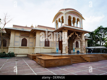 Fassade von einer Iskcon Tempel, Ahmedabad, Gujarat, Indien Stockfoto