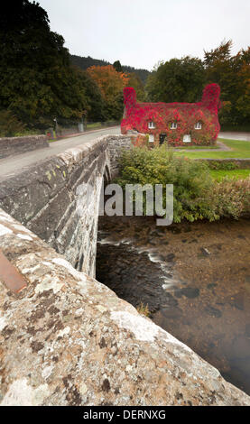 TU Hwnt I'r Bont Teestube während Romanum, North Wales, UK in volle Herbstfärbung Stockfoto