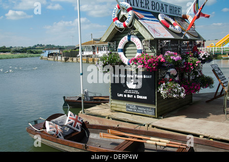 Ruderboot-Verleih in West Bay Dorset-England Stockfoto