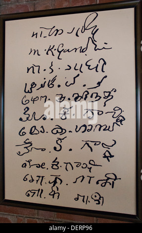 Unterschriften von Mahatma Gandhi in verschiedenen Sprachen, Sabarmati Ashram, Ahmedabad, Gujarat, Indien Stockfoto