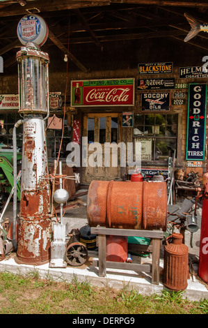 altmodische Tankstelle unterwegs in Maine, Usa Stockfoto