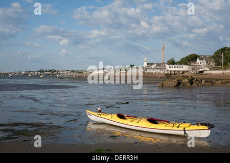Ebbe in Provincetown, Massachusetts Hafen im Spätsommer. East End, Pier und Pilgrim Monument ist im Hintergrund zu sehen. Stockfoto