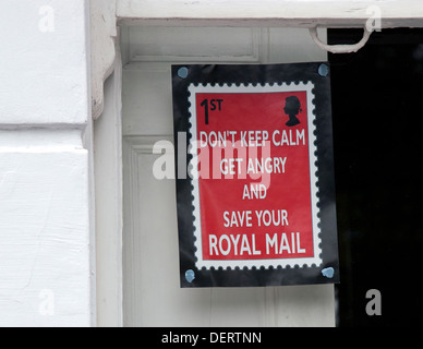 Anti-Royal Mail Privatisierung Plakat im Fenster des Hauses in London Stockfoto