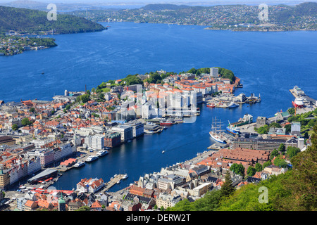 Luftbild Hafen Vågen, Byfjord Fjord und alte Stadt von hohen Aussichtspunkt am Berg Floyen, Bergen, Hordaland, Norwegen, Skandinavien Stockfoto